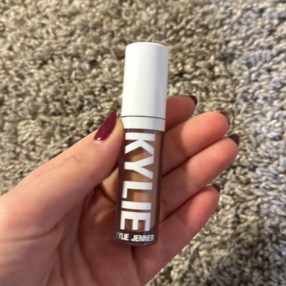 Kylie cosmetics plumping gloss